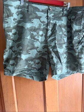 Old Navy Camo Print Casual Shorts in Green